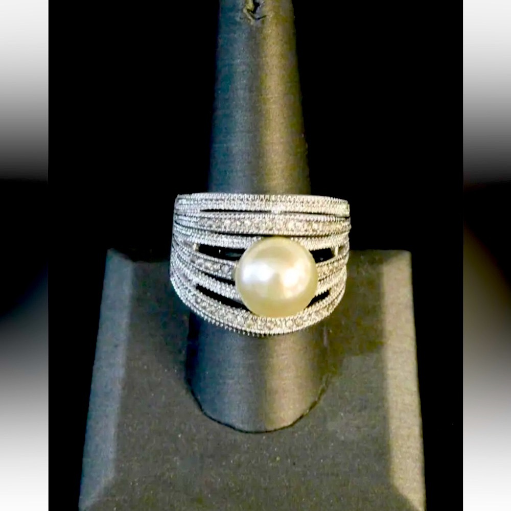 AVON FIORELLA RING, 2011 - Silvertone, Faux Pearl, Rhinestones Rare Find